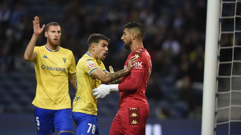 Carné defende penálti de Taremi logo a abrir o FC Porto-Estoril (vídeo)