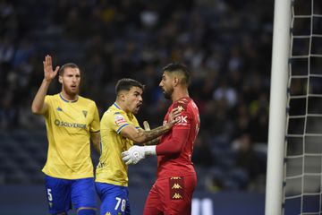 Carné defende penálti de Taremi logo a abrir o FC Porto-Estoril (vídeo)