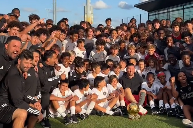 «A inspirar a próxima geração»: Messi mostra a Bola de Ouro na Academia do Inter Miami