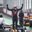 Max Verstappen dança à chuva no Brasil e pisca olho ao tetra