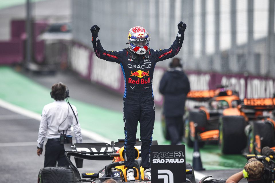 Max Verstappen dança à chuva no Brasil e pisca olho ao tetra