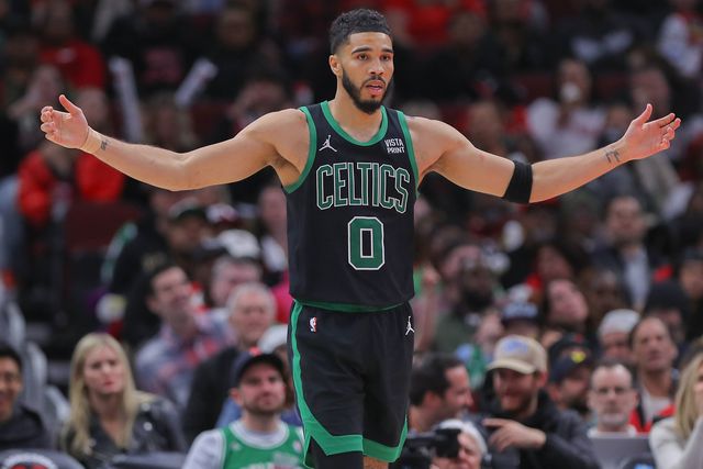 Jayson Tatum de braços abertos