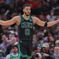 Jayson Tatum de braços abertos