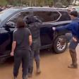 Vídeo: PM espanhol obrigado a 'fugir' com carro vandalizado
