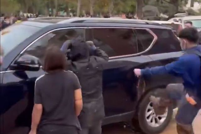 Vídeo: PM espanhol obrigado a 'fugir' com carro vandalizado
