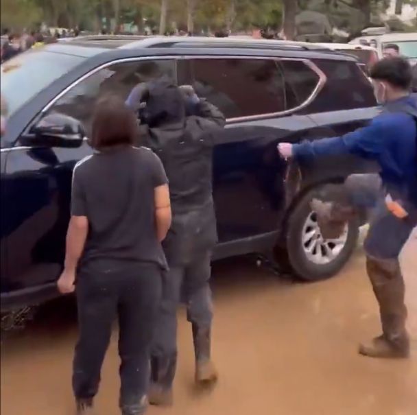 Vídeo: PM espanhol obrigado a 'fugir' com carro vandalizado