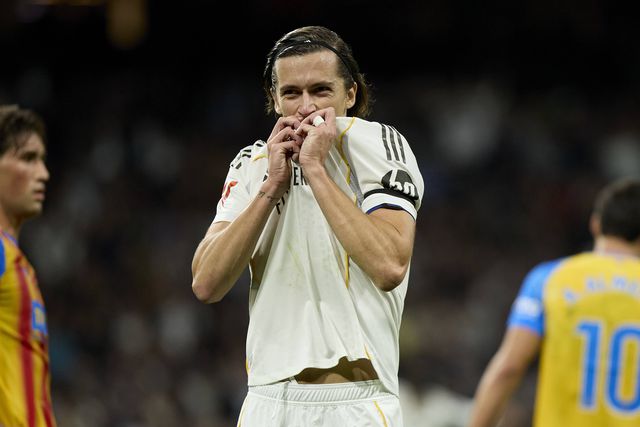 Álvaro Carreras beija emblema do Real Madrid após estreia a marcar