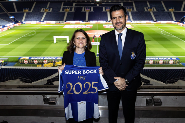 João Borges, vice-presidente do FC Porto, com Carmen Rasquete, diretora executiva da APAV (Foto: FC Porto)