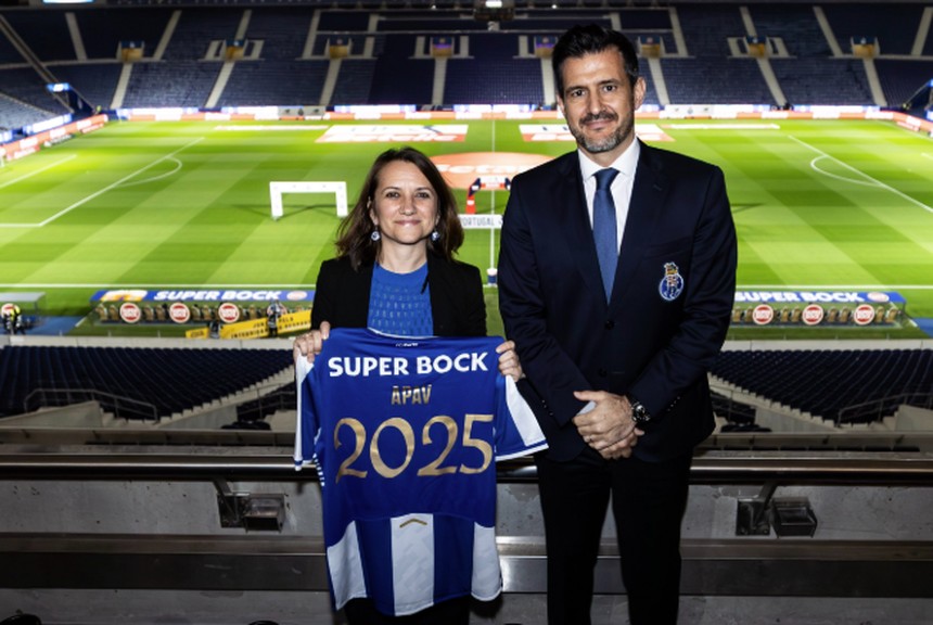 João Borges, vice-presidente do FC Porto, com Carmen Rasquete, diretora executiva da APAV (Foto: FC Porto)