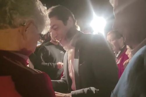 Rui Costa dá autógrafos numa iniciativa de campanha na Casa do Benfica de Évora — Foto: A BOLA