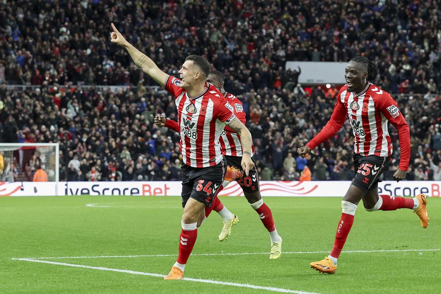 Granit Xhaka, capitão do Sunderland, estreou-se a marcar pelo novo clube