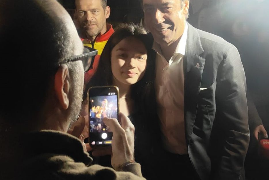 Rui Costa posa para a fotografia numa iniciativa de campanha em Évora — Foto: A BOLA