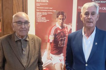 Carlos Carvalhinho com o presidente da Casa do Benfica de Évora, Joaquim Messias — Foto: A BOLA