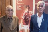 Carlos Carvalhinho com o presidente da Casa do Benfica de Évora, Joaquim Messias — Foto: A BOLA