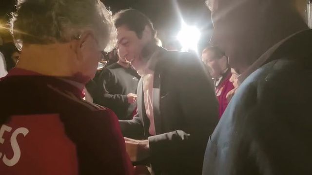 Rui Costa dá autógrafos à entrada da Casa do Benfica de Évora — Foto: A BOLA