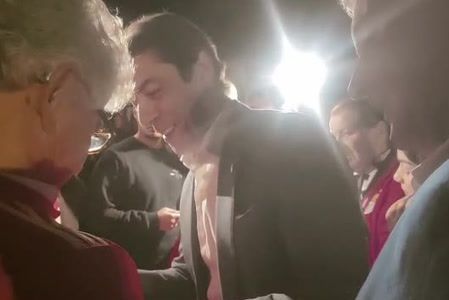 Rui Costa dá autógrafos à entrada da Casa do Benfica de Évora — Foto: A BOLA