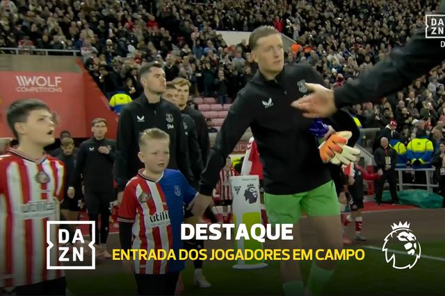 Pickford entra em campo com o filho... que tem camisola especial
