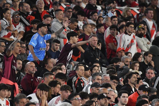 River Plate: adeptos festejam penálti que não foi e pedem que «saiam todos» após nova derrota