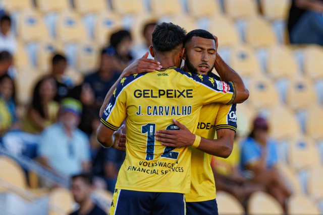 João Carvalho e Yanis Begraoui foram protagonistas na goleada alcançada pelo Estoril frente ao Rio Ave. Foto: IMAGO