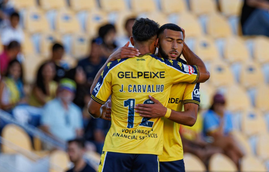 João Carvalho e Yanis Begraoui foram protagonistas na goleada alcançada pelo Estoril frente ao Rio Ave. Foto: IMAGO
