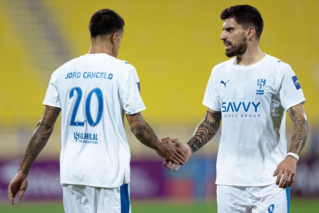 João Cancelo e Rúben Neves foram titulares no Al Hilal em casa do Al Gharafa, de Pedro Martins - Foto: Al Hilal