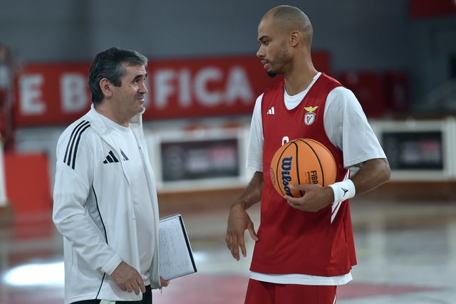 Norberto Alves e o base Geno Crandall, autor de 19 pontos e 11 assistências no jogo em Le Mans (foto Miguel Nunes)