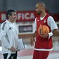 Norberto Alves e o base Geno Crandall, autor de 19 pontos e 11 assistências no jogo em Le Mans (foto Miguel Nunes)