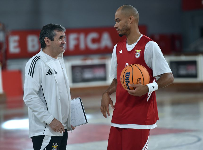 Norberto Alves e o base Geno Crandall, autor de 19 pontos e 11 assistências no jogo em Le Mans (foto Miguel Nunes)