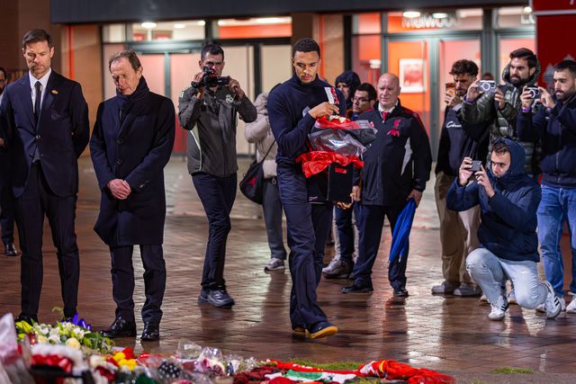 Trent Alexander-Arnold com um ramo de flores para colocar no memorial de Diogo Jota em Anfield