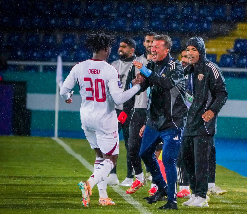 Ogbu a festejar o golo com a equipa técnica, incluindo José Morais - Foto: Al Wahda