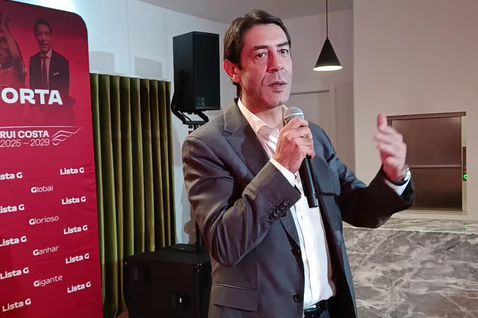 Rui Costa discurso para cerca de 250 benfiquistas numa ação de campanha em Portalegre — Foto: A BOLA