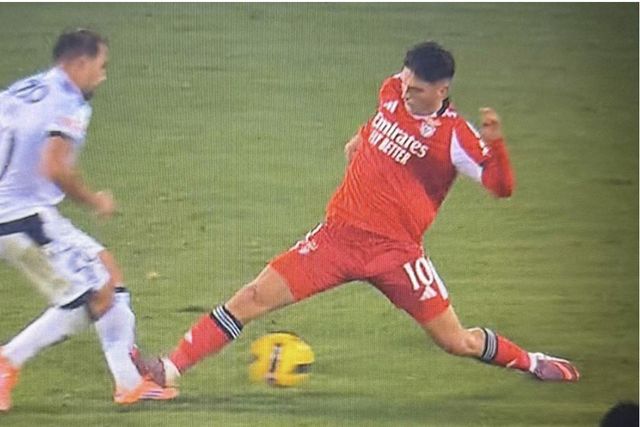 Lance entre Sudakov e Samu Silva em Guimarães. Foto: D. R.