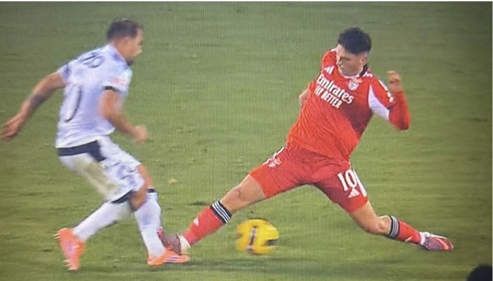 Lance entre Sudakov e Samu Silva em Guimarães. Foto: D. R.