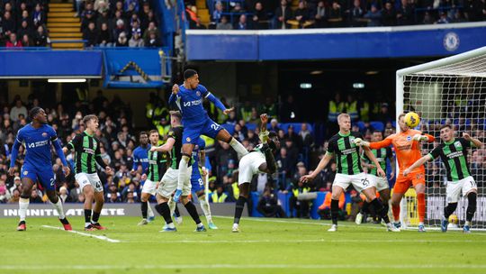 Colwill ia festejar o golo do Chelsea... mas lembrou-se que marcou à ex-equipa