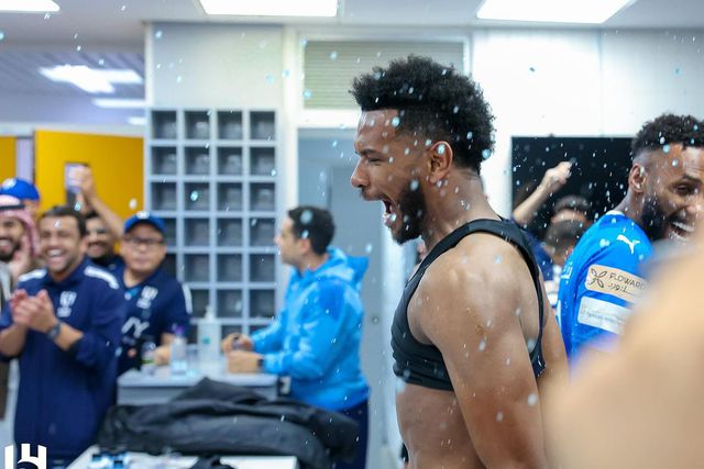 Balneário do Al Hilal em festa com prémio de jogo pela vitória sobre o Al Nassr (vídeo)