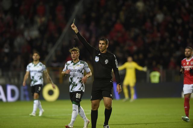 VAR anula golo a João Mário no Moreirense-Benfica (vídeo)