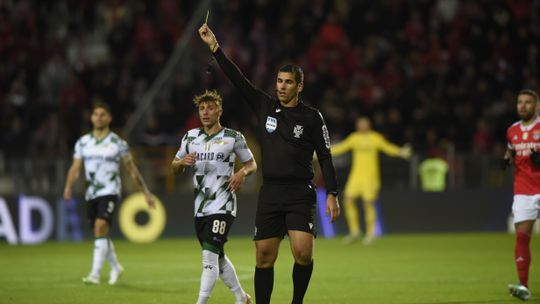 VAR anula golo a João Mário no Moreirense-Benfica (vídeo)