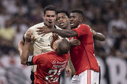 Lucas Veríssimo expulso na derrota do Corinthians