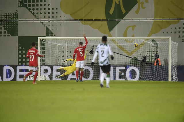 O golo anulado a André Luís no Moreirense-Benfica (vídeo)
