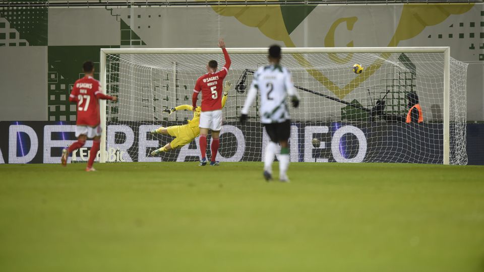 O golo anulado a André Luís no Moreirense-Benfica (vídeo)