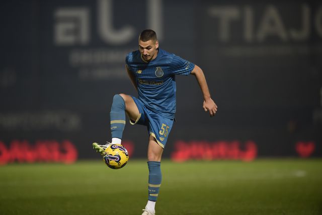 FC Porto: João Mendes a subir degraus no Dragão