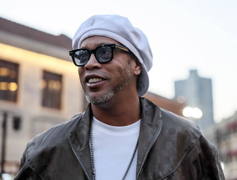 Ronaldinho Gaúcho. Várias participações em músicas de outros artistas e agora um disco em nome próprio, Bruxaria 051.