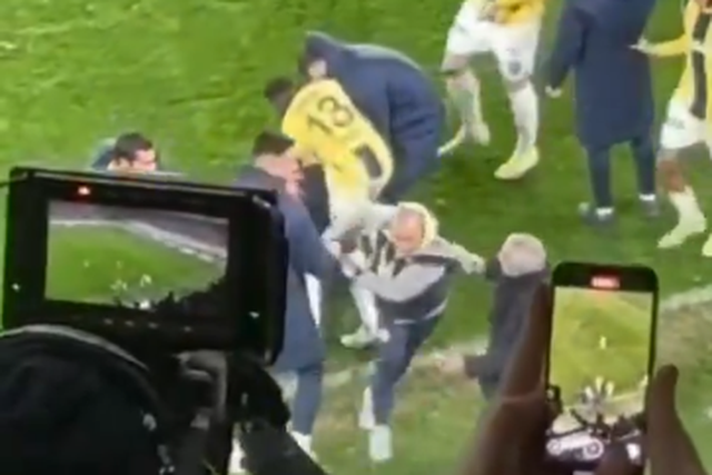 Vídeo: a forma insólita como Mourinho interrompeu os festejos do Fenerbahçe