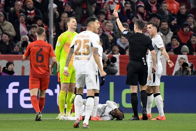 VÍDEO: Neuer derruba Frimpong e é expulso nos primeiros minutos