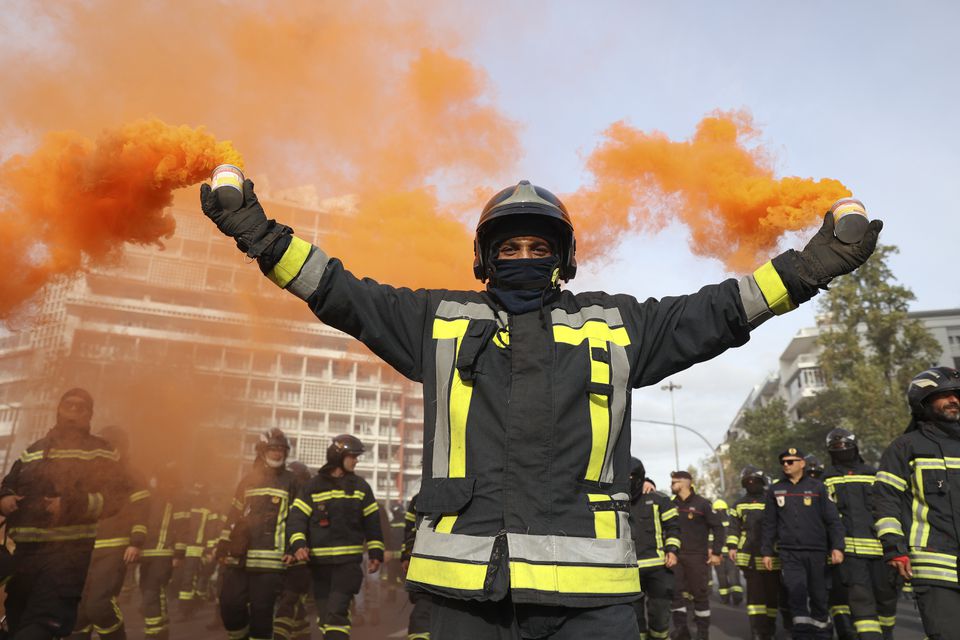 Mais de 100 bombeiros em protesto deixam presentes de Natal na Câmara de Lisboa