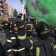 Bombeiros sapadores lançam petardos e tochas e furam cordão policial em protesto