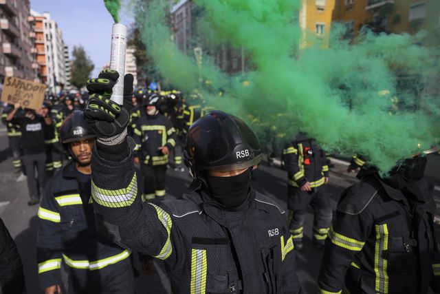 Bombeiros sapadores lançam petardos e tochas e furam cordão policial em protesto