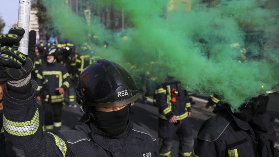 Bombeiros sapadores lançam petardos e tochas e furam cordão policial em protesto