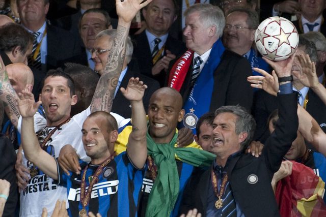 Wesley Sneijder festeja conquista da Champions League com Mourinho (IMAGO)