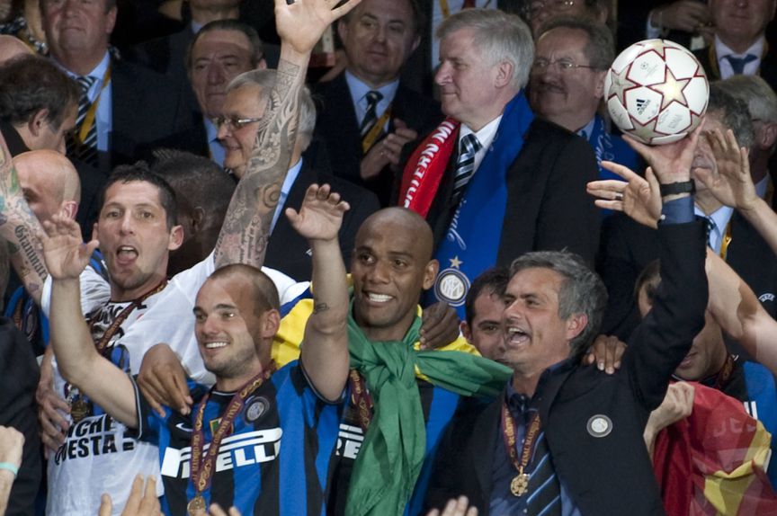 Wesley Sneijder festeja conquista da Champions League com Mourinho (IMAGO)